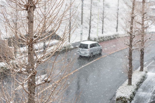 雨や雪の日は注意しよう 車が スリップ したときの対処法と注意点について解説します ドライバーbiz Media